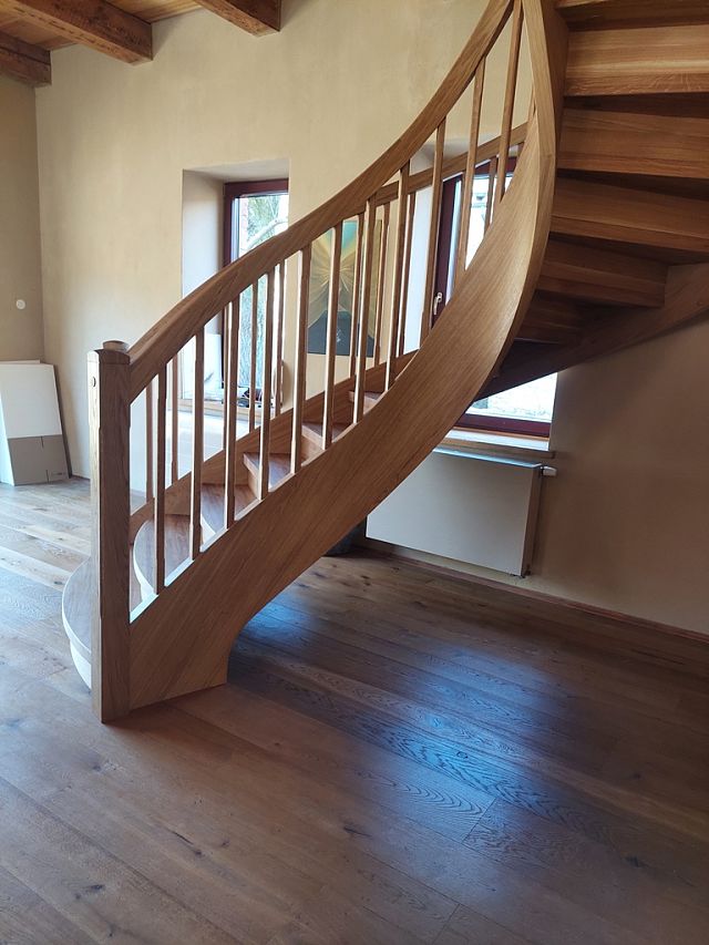 Dokončené obloukové schodiště