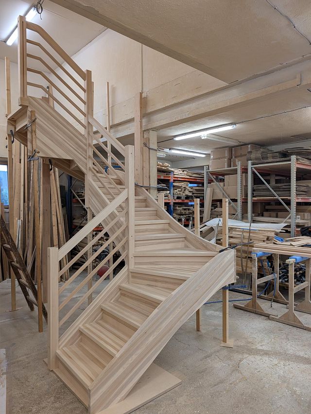 Lomené schodiště ve výrobě
