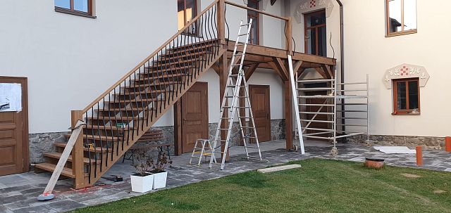 Montáž venkovního schodiště a zábradlí