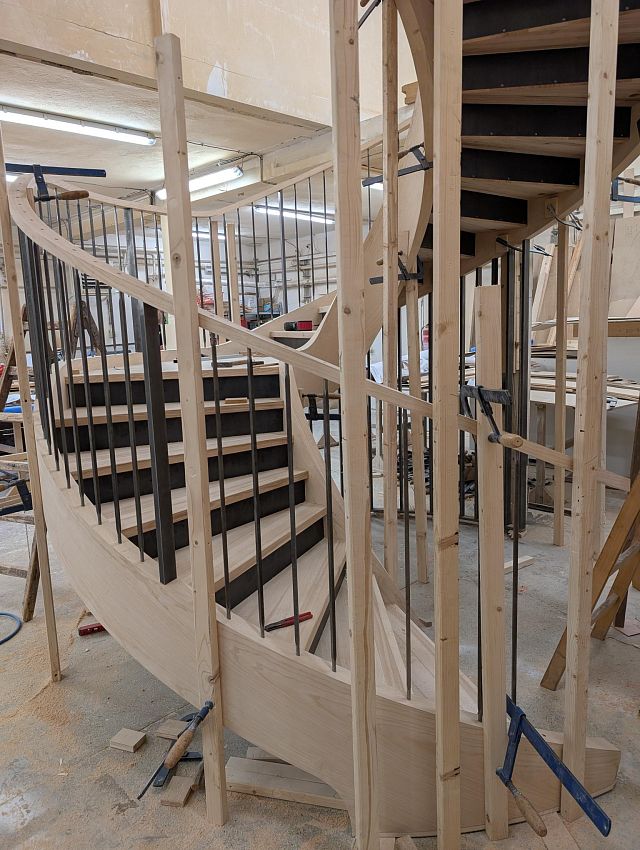 Výroba obloukového atypického schodiště